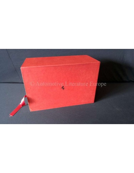2005 FERRARI SUPERAMERICA BOX: SET VAN 9 BROCHURES