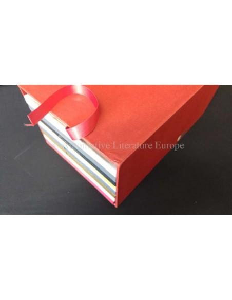 2005 FERRARI SUPERAMERICA BOX: SET BESTEHEND AUS 9 BROCHÜRES