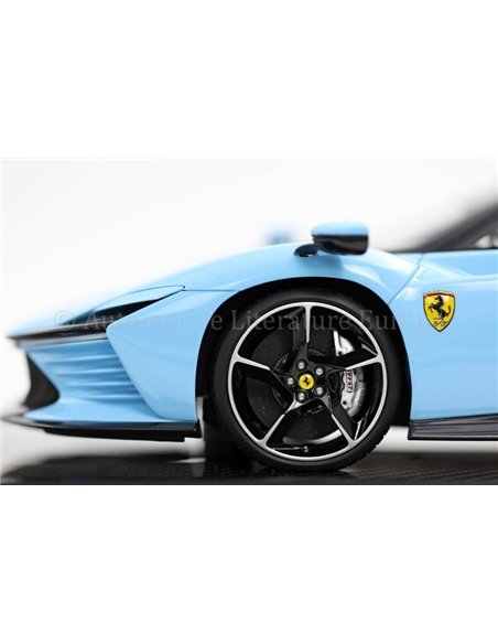 2023 FERRARI DAYTONA SP3 SERIE ICONA OPEN ROOF AZZURO LA PLATA AND ITALIAN FLAG MODELCAR X/7